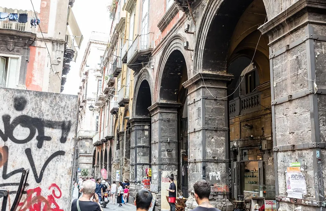 Vecchia Napoli - Tribunali-1